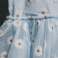 De jurk nelly marguerit van Konges Slojd is gemaakt van tule en bezaaid met witte bloemen.  Dit schattige jurkje in mooi lichtblauw is perfect voor de lente of de zomer! De witte madeliefjes op de jurk geven de jurk een heerlijke uitstraling. Zeker in combinatie met het tule en de pastelblauwe kleur.  VanZus