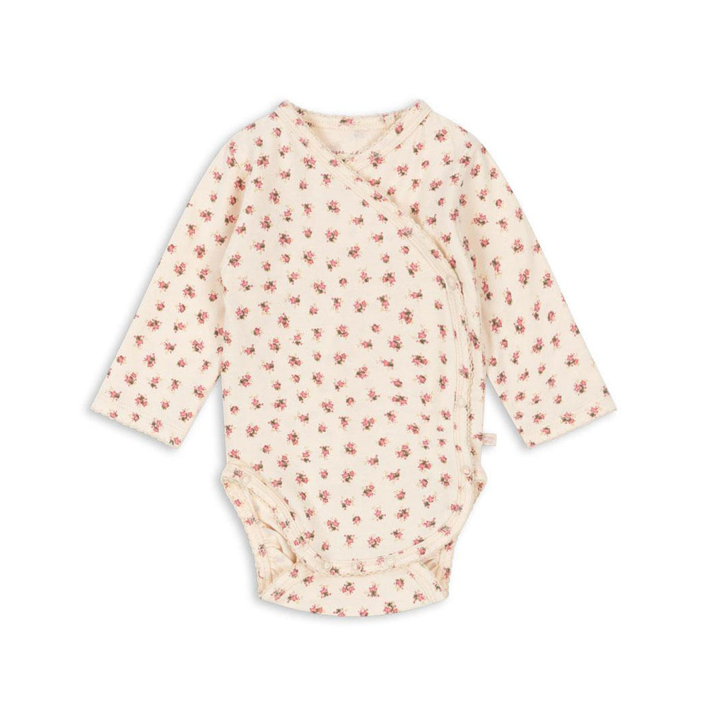 Hoe schattig is dit newborn basic lange mouwen rompertje in de kleur bloomie van het merk Konges Slojd? Deze onesie is de ideale basic en kan met allerlei items gecombineerd worden, zoals bijvoorbeeld met een lekker vestje. Maar hij is natuurlijk ook heel leuk op zichzelf, dankzij de schattige print. VanZus