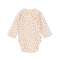 Hoe schattig is dit newborn basic lange mouwen rompertje in de kleur bloomie van het merk Konges Slojd? Deze onesie is de ideale basic en kan met allerlei items gecombineerd worden, zoals bijvoorbeeld met een lekker vestje. Maar hij is natuurlijk ook heel leuk op zichzelf, dankzij de schattige print. VanZus