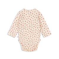 Hoe schattig is dit newborn basic lange mouwen rompertje in de kleur bloomie van het merk Konges Slojd? Deze onesie is de ideale basic en kan met allerlei items gecombineerd worden, zoals bijvoorbeeld met een lekker vestje. Maar hij is natuurlijk ook heel leuk op zichzelf, dankzij de schattige print. VanZus