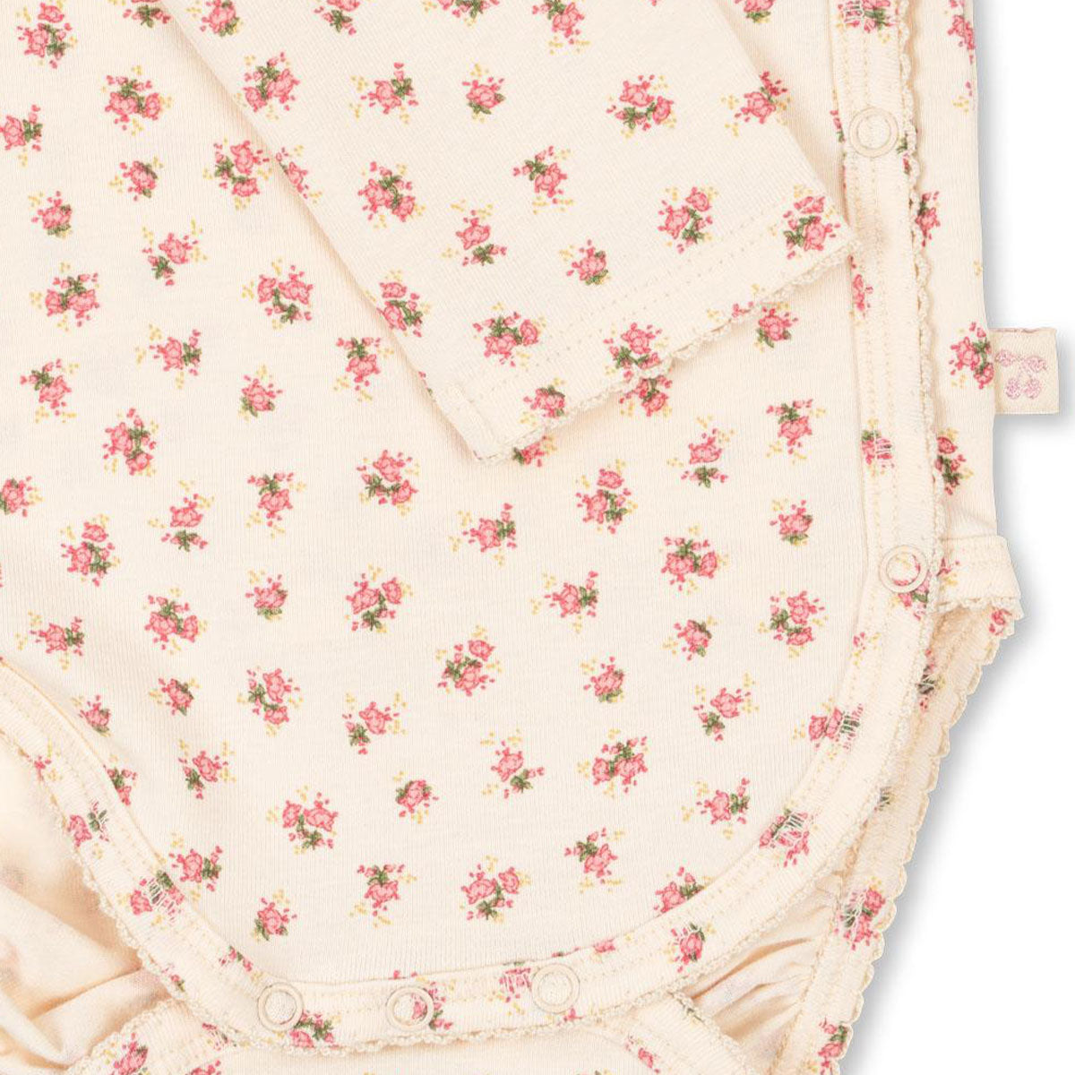 Hoe schattig is dit newborn basic lange mouwen rompertje in de kleur bloomie van het merk Konges Slojd? Deze onesie is de ideale basic en kan met allerlei items gecombineerd worden, zoals bijvoorbeeld met een lekker vestje. Maar hij is natuurlijk ook heel leuk op zichzelf, dankzij de schattige print. VanZus