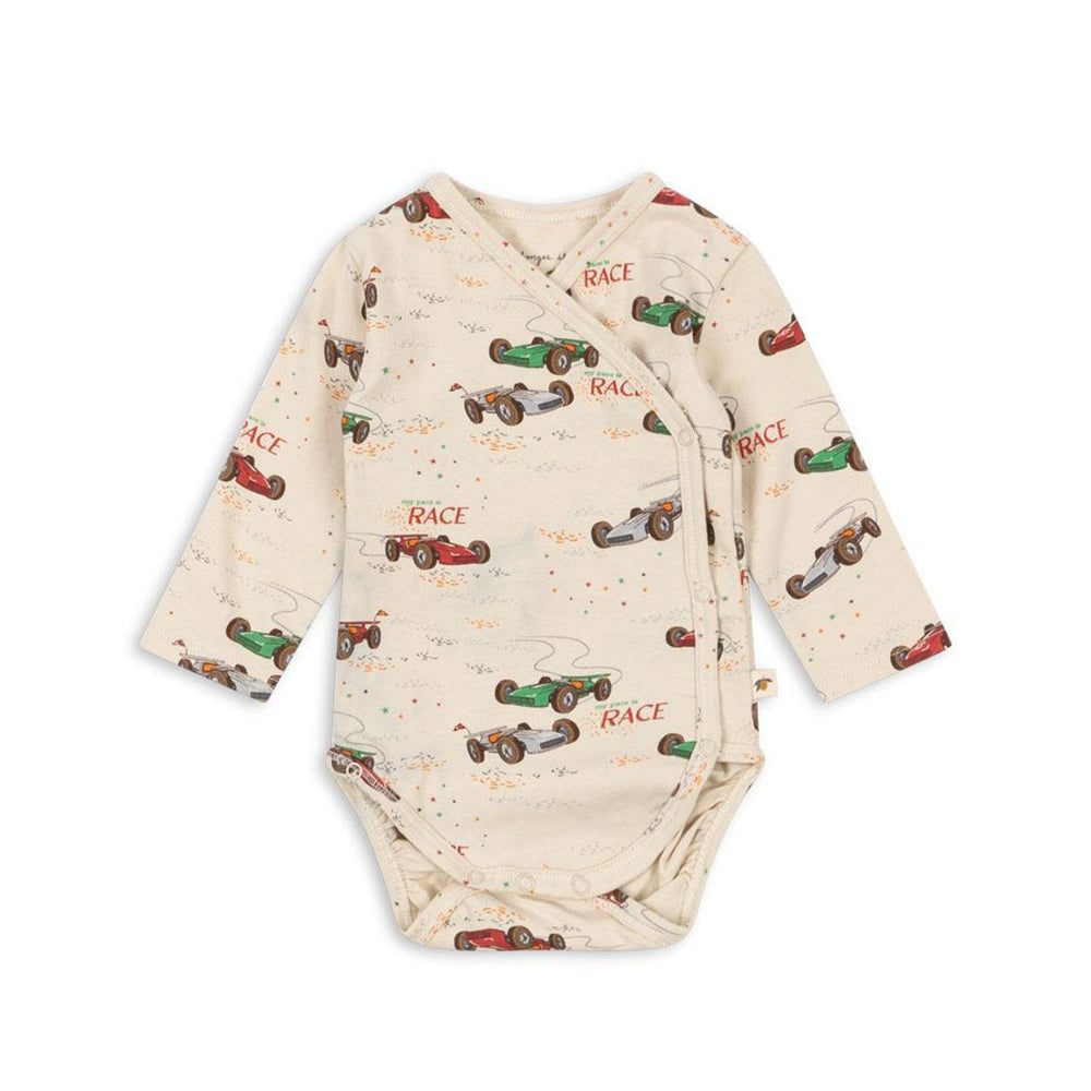 Hoe schattig is dit newborn basic lange mouwen rompertje in de kleur grand prix van het merk Konges Slojd? Deze onesie is de ideale basic en kan met allerlei items gecombineerd worden, zoals bijvoorbeeld met een lekker vestje. Maar hij is natuurlijk ook heel leuk op zichzelf, dankzij de schattige print. VanZus