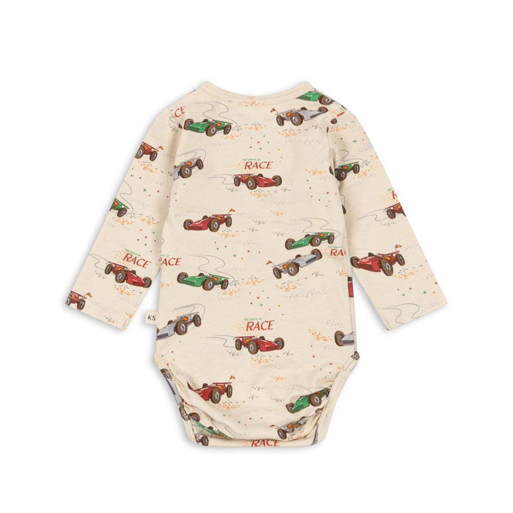 Hoe schattig is dit newborn basic lange mouwen rompertje in de kleur grand prix van het merk Konges Slojd? Deze onesie is de ideale basic en kan met allerlei items gecombineerd worden, zoals bijvoorbeeld met een lekker vestje. Maar hij is natuurlijk ook heel leuk op zichzelf, dankzij de schattige print. VanZus