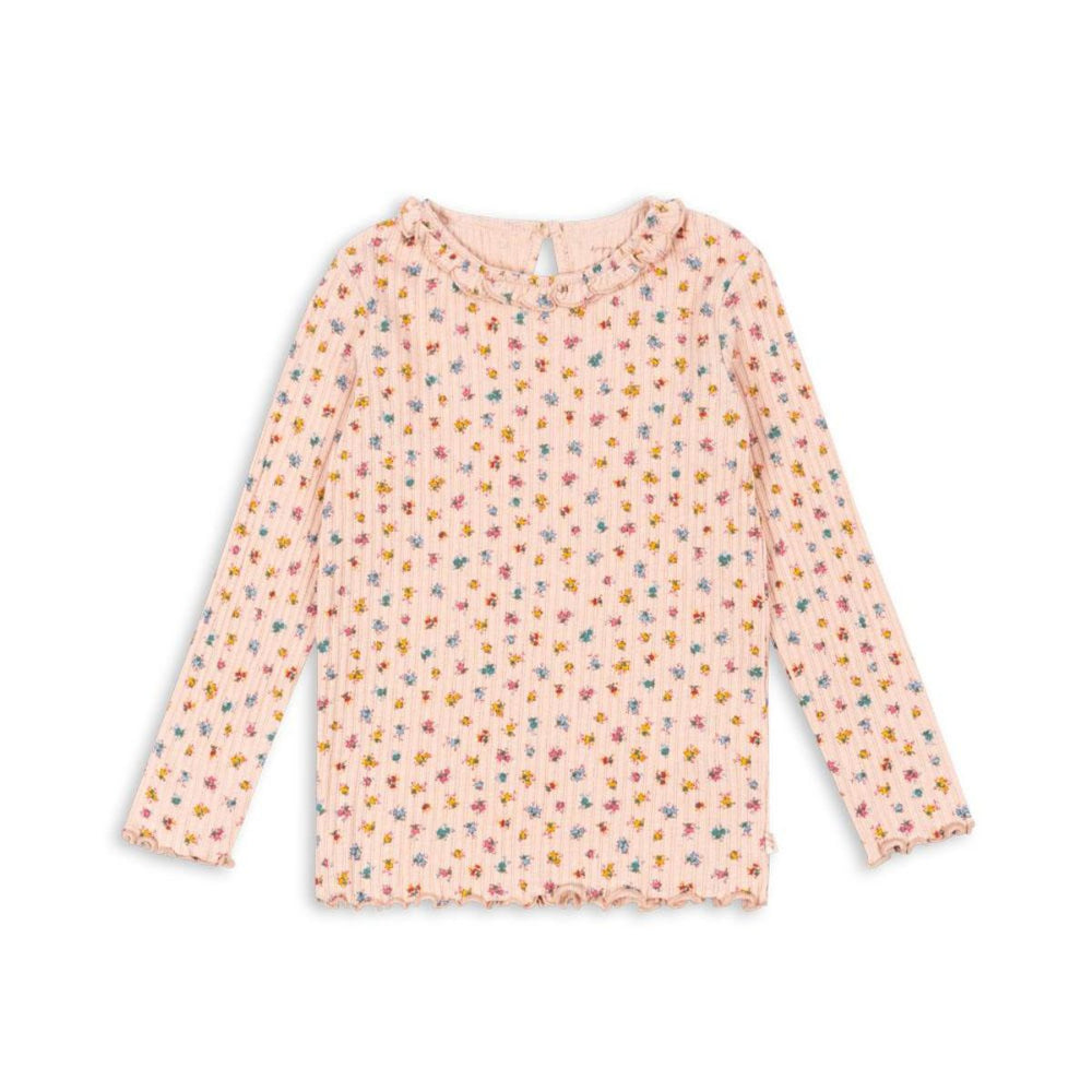 Voeg een kleur en vrolijkheid toe aan de garderobe van je kleintje met de nia blouse in bloomie blush van Konges Slojd. Gemaakt van zacht katoen, lieve roze kleur met bloemenprint. Lange mouwen en lieve kraag. VanZus