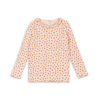 Voeg een kleur en vrolijkheid toe aan de garderobe van je kleintje met de nia blouse in bloomie blush van Konges Slojd. Gemaakt van zacht katoen, lieve roze kleur met bloemenprint. Lange mouwen en lieve kraag. VanZus