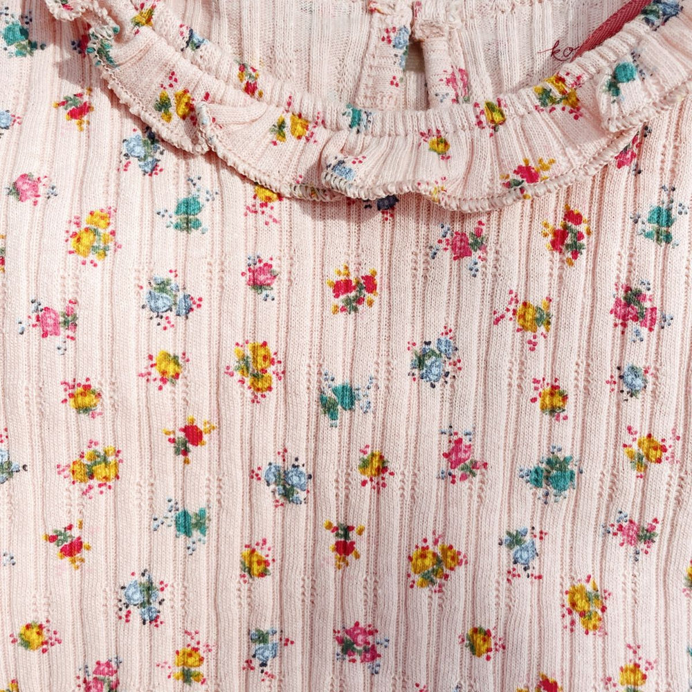 Voeg een kleur en vrolijkheid toe aan de garderobe van je kleintje met de nia blouse in bloomie blush van Konges Slojd. Gemaakt van zacht katoen, lieve roze kleur met bloemenprint. Lange mouwen en lieve kraag. VanZus