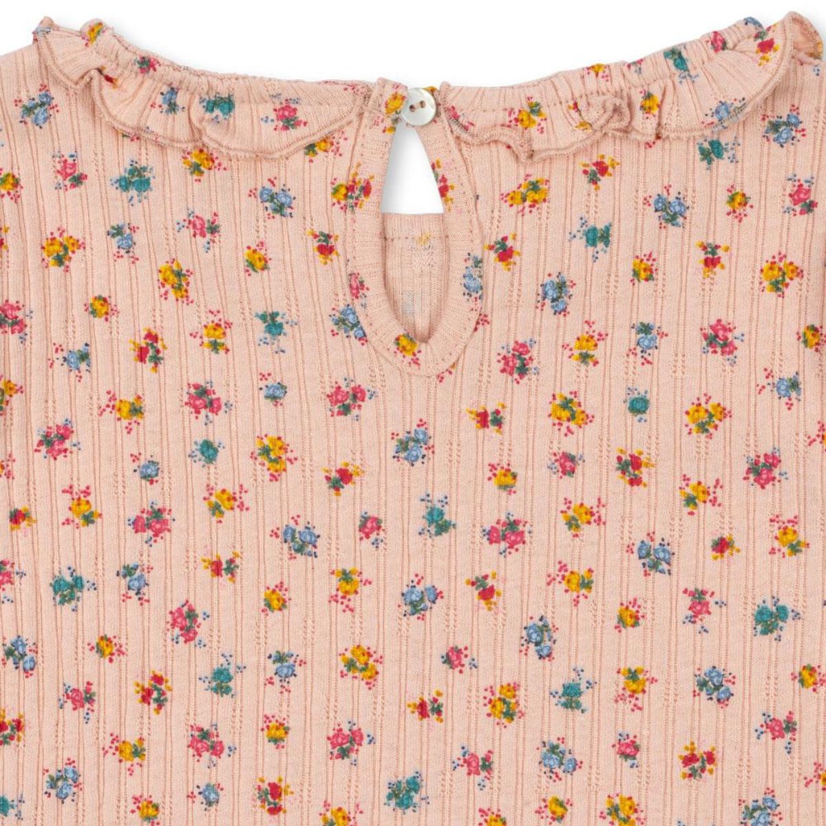 Voeg een kleur en vrolijkheid toe aan de garderobe van je kleintje met de nia blouse in bloomie blush van Konges Slojd. Gemaakt van zacht katoen, lieve roze kleur met bloemenprint. Lange mouwen en lieve kraag. VanZus