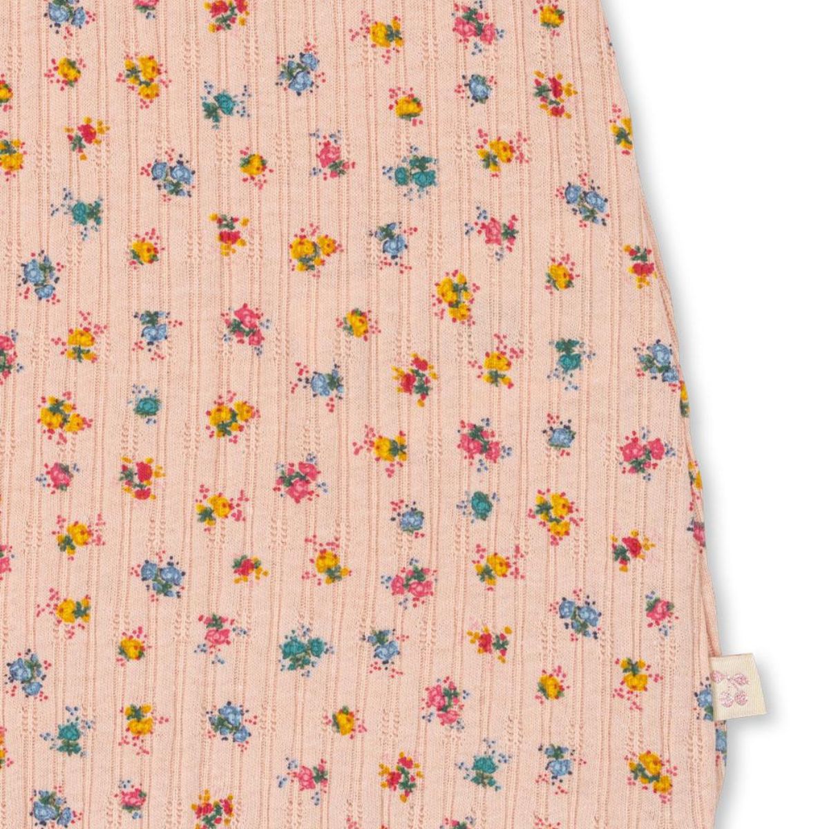 Voeg een vleugje kleur toe aan de garderobe van je kleintje met de nia jurk in bloomie blush van Konges Slojd. Gemaakt van zacht katoen, voor comfort en bewegingsvrijheid. Met mooie kraag. VanZus