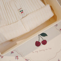 Het nia kraampakket cherry van Konges Slojd is een schattige set met een shirtje, broekje en mutsje van biologisch katoen. Perfect voor nieuwe ouders, veilig en comfortabel voor je baby! Ideaal voor kraamvisite. VanZus