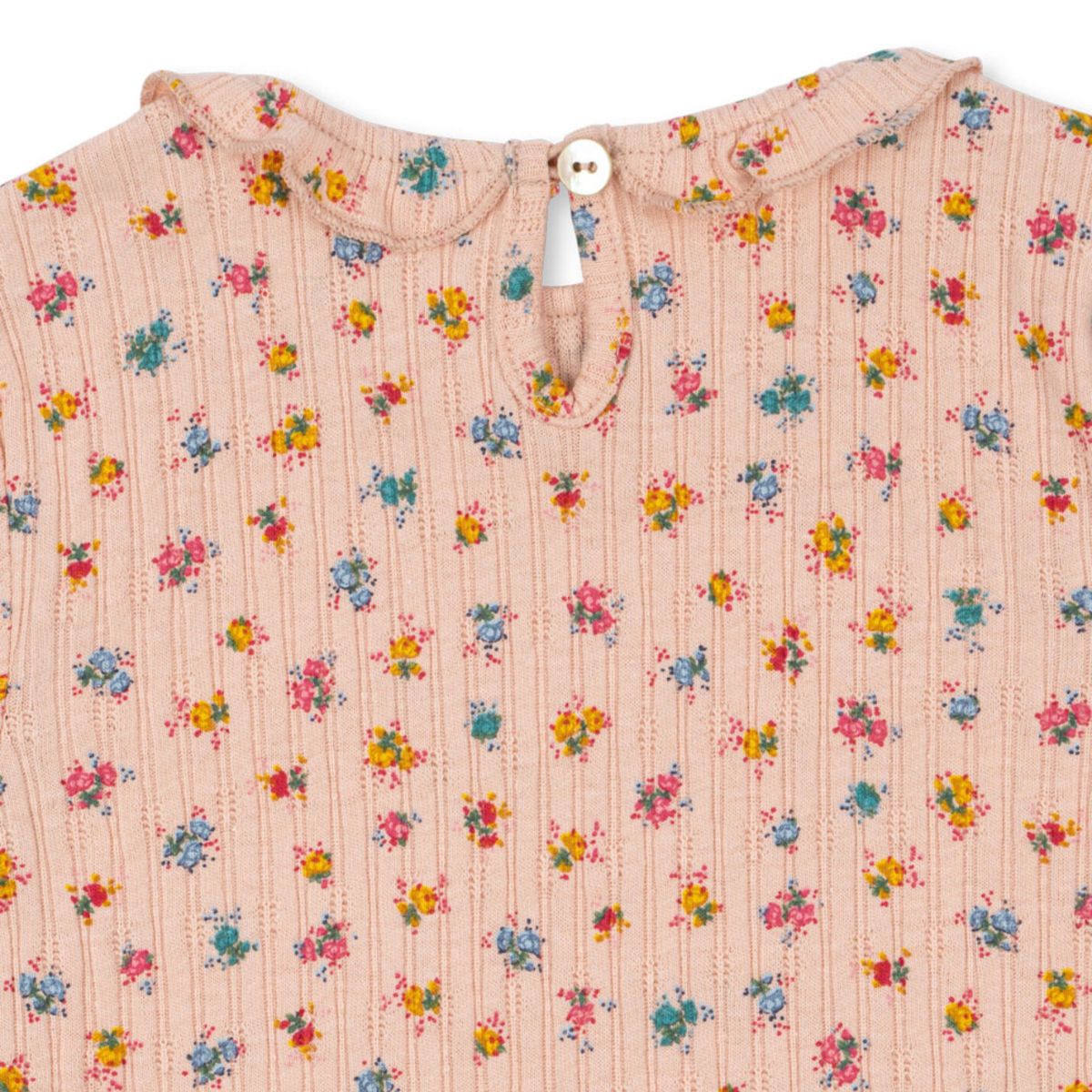 Voeg een vleugje kleur toe aan de garderobe van je kleintje met het nia rompertje in bloomie blush van Konges Slojd. Gemaakt van zacht, biologisch katoen in roze kleur met vrolijke bloemenprint. VanZus