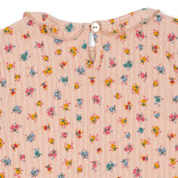 Voeg een vleugje kleur toe aan de garderobe van je kleintje met het nia rompertje in bloomie blush van Konges Slojd. Gemaakt van zacht, biologisch katoen in roze kleur met vrolijke bloemenprint. VanZus