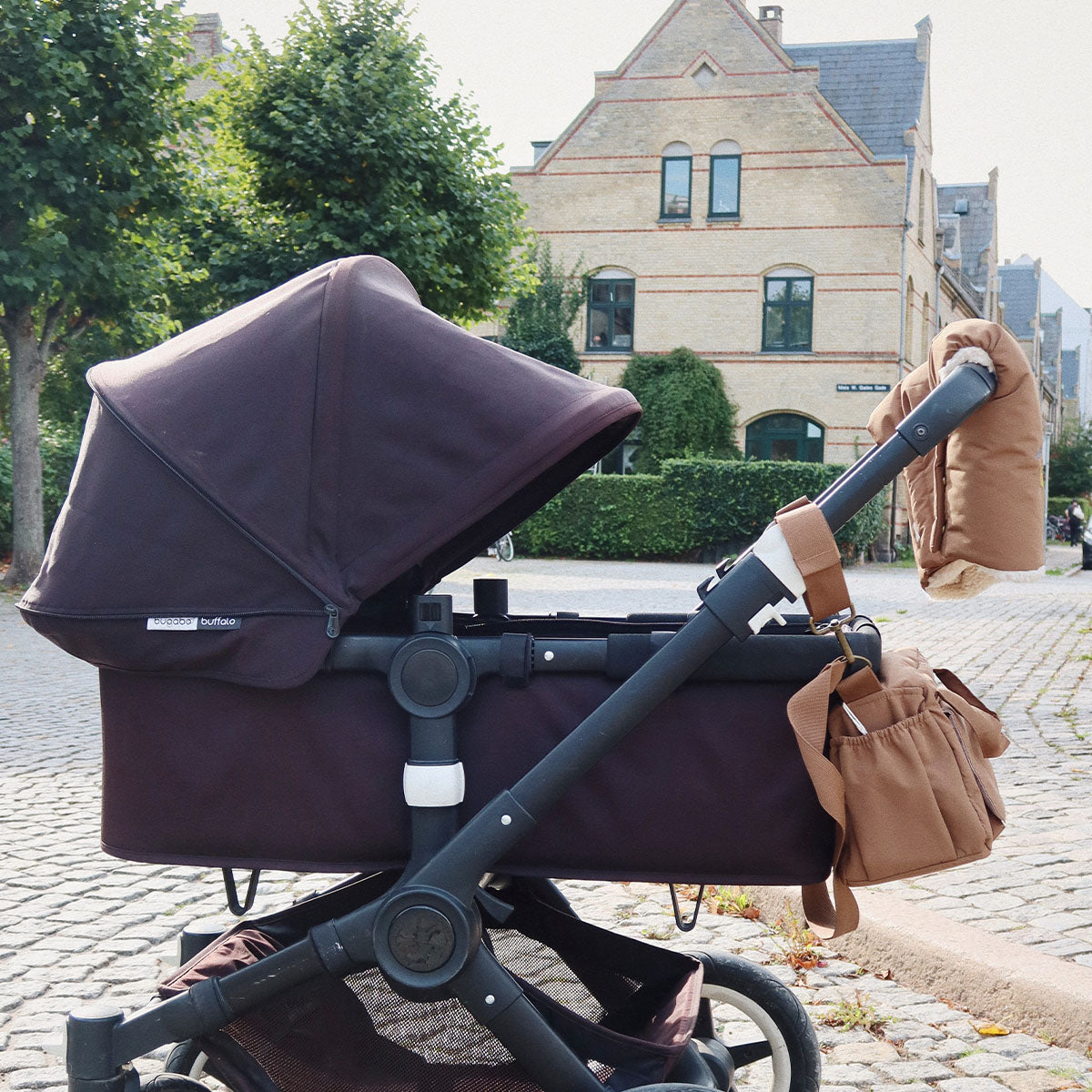 Als het buiten koud is, kan het vervelend zijn om de buggy of kinderwagen vooruit te duwen. Je handen worden dan zo snel koud! Daarvoor zijn deze nohr kinderwagewanten in de kleur walnut ideaal! VanZus