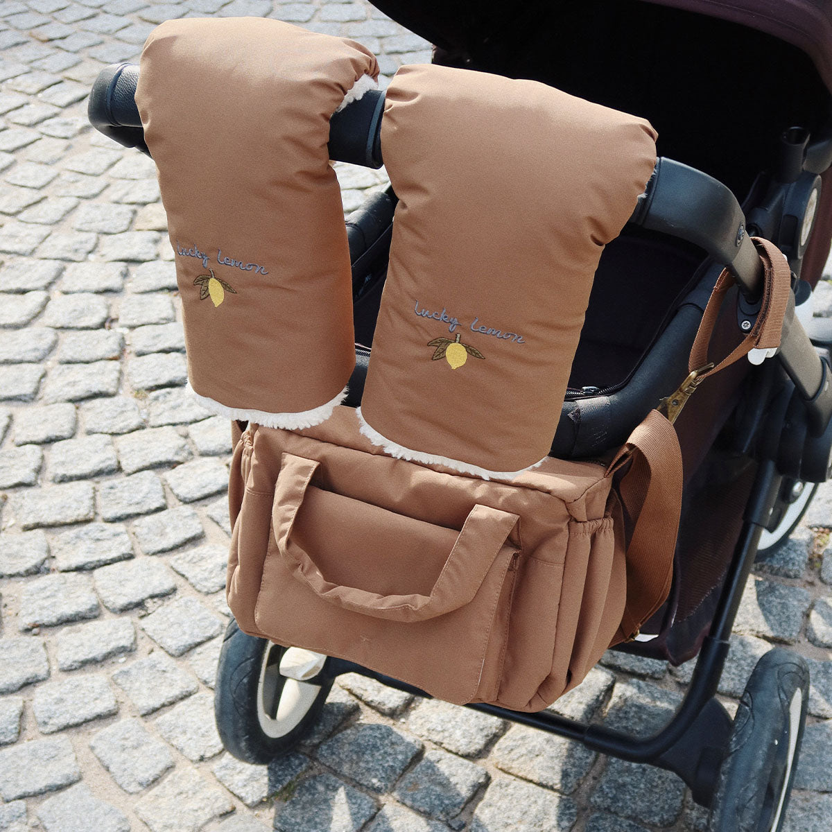 Als het buiten koud is, kan het vervelend zijn om de buggy of kinderwagen vooruit te duwen. Je handen worden dan zo snel koud! Daarvoor zijn deze nohr kinderwagewanten in de kleur walnut ideaal! VanZus