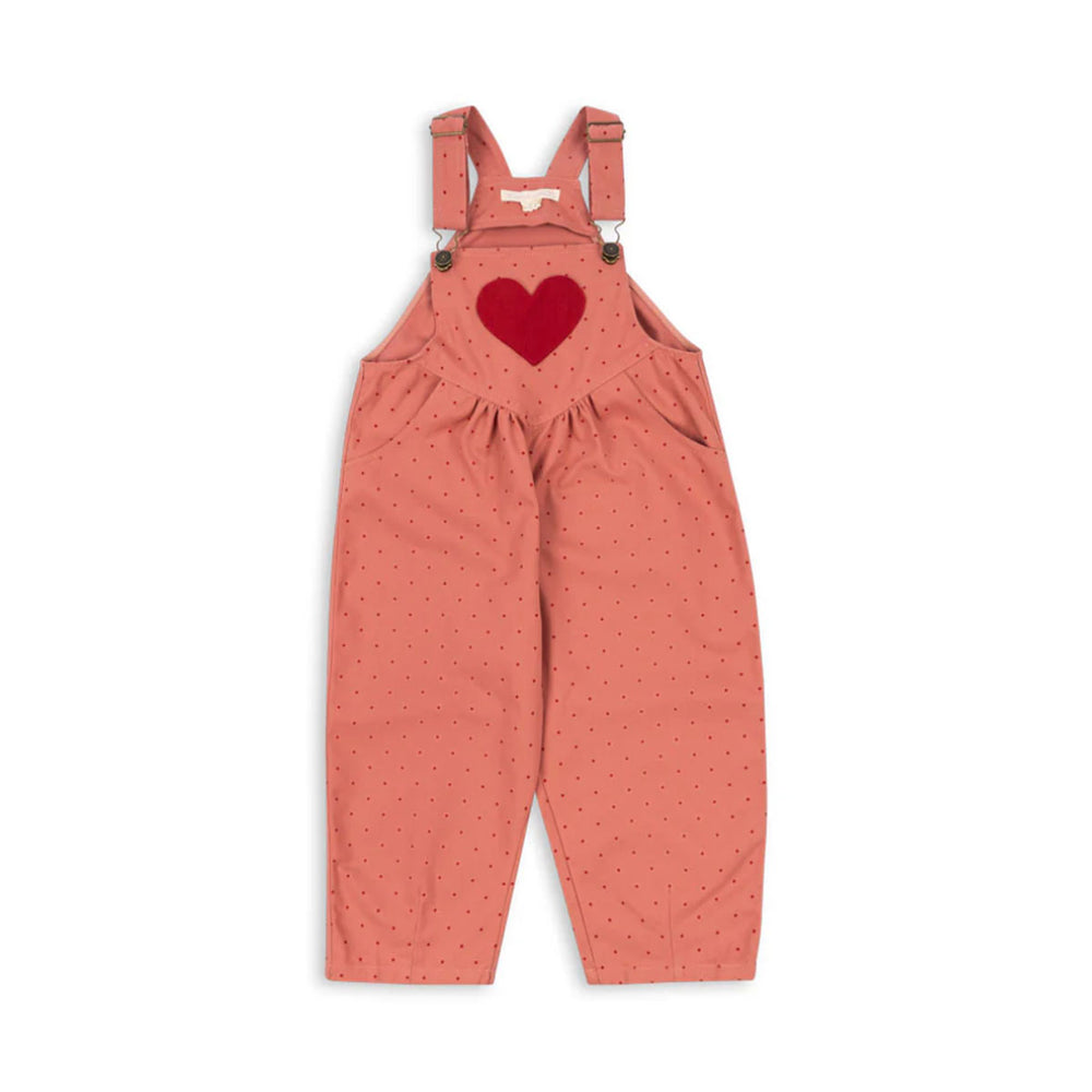 Hoe schattig is deze nola heart tuinbroek in de variant mahogany dot van het merk Konges Slojd?! Deze tuinbroek is het ideale item om de meest stijlvolle outfits mee te maken! Of je deze tuinbroek nu combineert met een lekkere trui of een luchtig t-shirt, je kindje zal er superschattig uitzien! VanZus