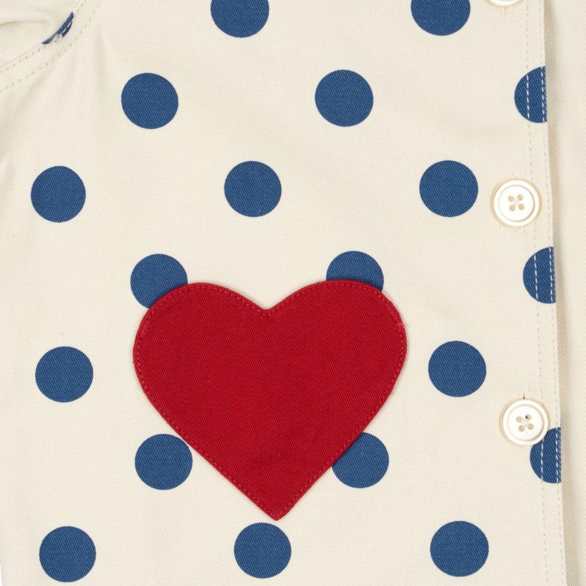 Maak de outfit van je kleintje af met dit schattige nola shirt jas in de variant blue dot van het merk Konges Slojd. Deze eyecatcher van een jas zit enorm comfortabel en maakt elke outfit van je kleintje helemaal af! VanZus