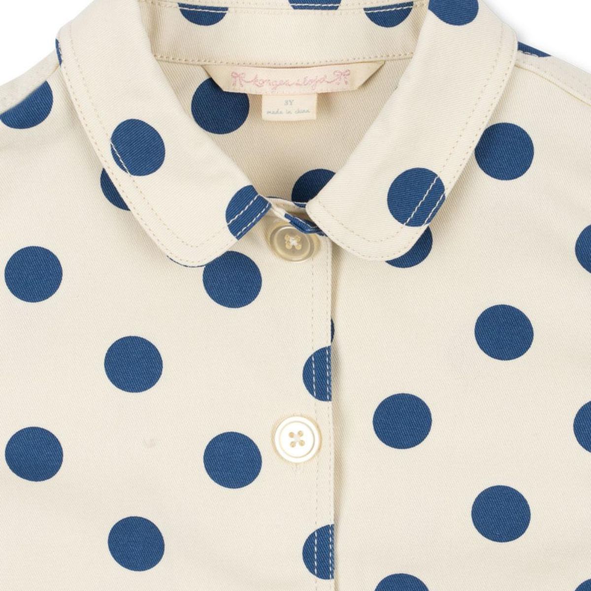 Maak de outfit van je kleintje af met dit schattige nola shirt jas in de variant blue dot van het merk Konges Slojd. Deze eyecatcher van een jas zit enorm comfortabel en maakt elke outfit van je kleintje helemaal af! VanZus