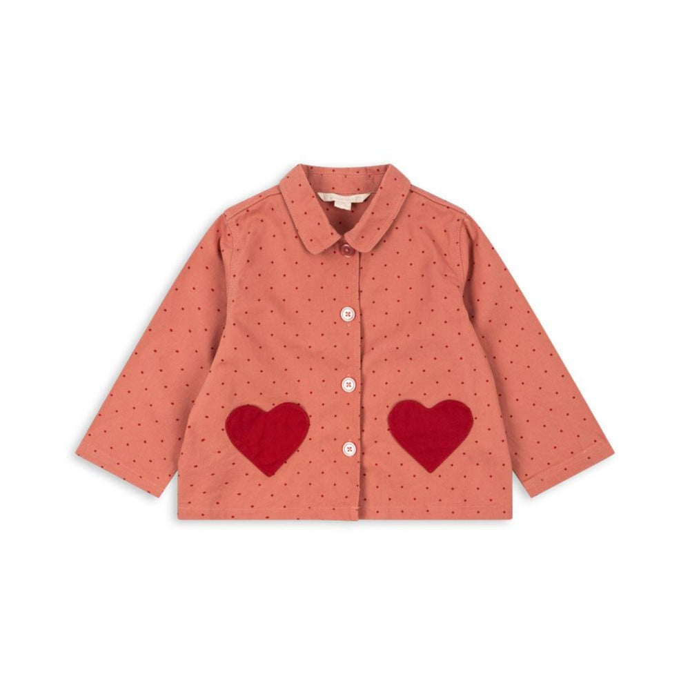 Maak de outfit van je kleintje af met dit schattige nola shirt jas in de variant mahogany dot van het merk Konges Slojd. Deze eyecatcher van een jas zit enorm comfortabel en maakt elke outfit van je kleintje helemaal af! VanZus