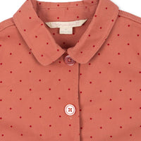 Maak de outfit van je kleintje af met dit schattige nola shirt jas in de variant mahogany dot van het merk Konges Slojd. Deze eyecatcher van een jas zit enorm comfortabel en maakt elke outfit van je kleintje helemaal af! VanZus