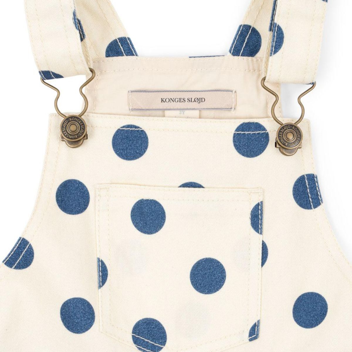 Hoe schattig is deze nola spencer tuinbroek in de variant blue dot van het merk Konges Slojd? Deze jurk is geweldig voor over een leuke trui of een schattig t-shirt. De tuinbroek is is gemaakt van een zware en kwalitatieve stof. VanZus