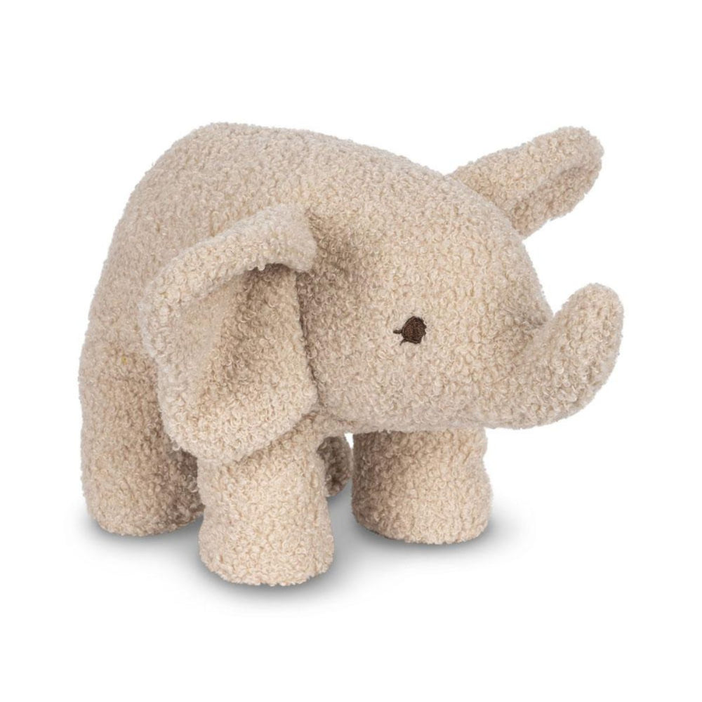 Bied je kindje comfort en een lief vriendje voor tijdens het slapen en spelen met deze lieve olifant knuffel in de variant foxie oat van het merk Konges Slojd. De olifant is ontzettend zacht en ziet er heel lief uit. VanZus