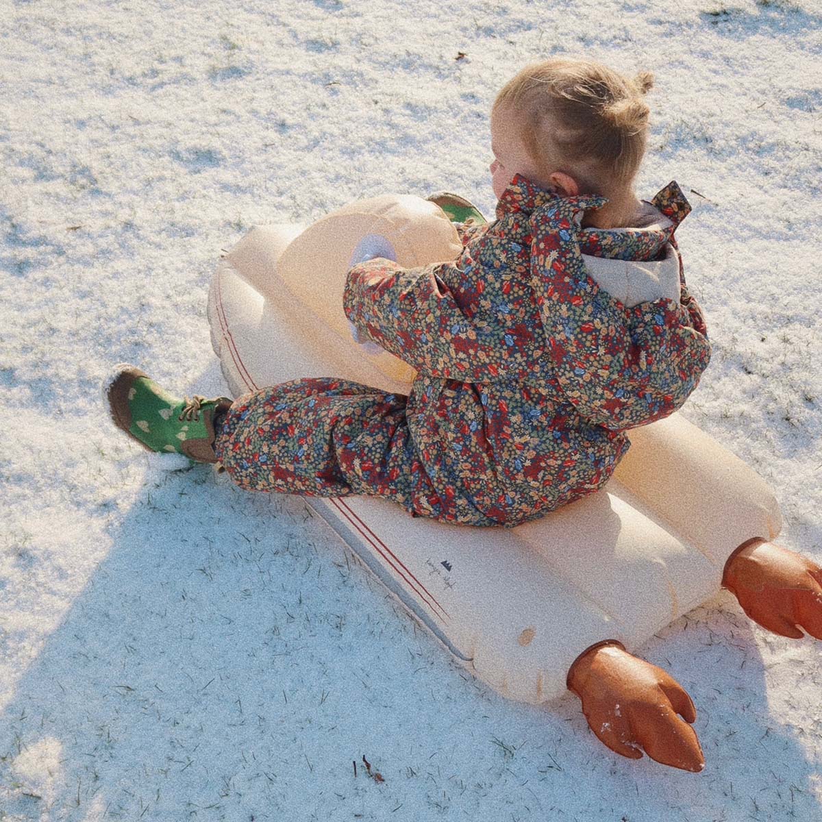 Sneeuwt het buiten of ga je binnenkort met het gezien op wintersport? Dan is deze opblaasbare sneeuwscooter van Konges Slojd onmisbaar! Deze leuke sneeuwscooter maakt elk sneeuwavontuur dubbel zo leuk! VanZus