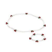 De Konges Slojd pearly cherry sieradenset red/glitter is perfect voor kleine prinsessen. Deze set van armband en ketting voegt een magische touch toe aan elke outfit. VanZus