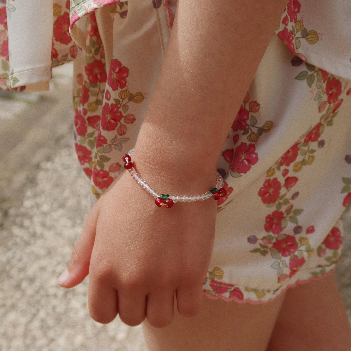 De Konges Slojd pearly cherry sieradenset red/glitter is perfect voor kleine prinsessen. Deze set van armband en ketting voegt een magische touch toe aan elke outfit. VanZus