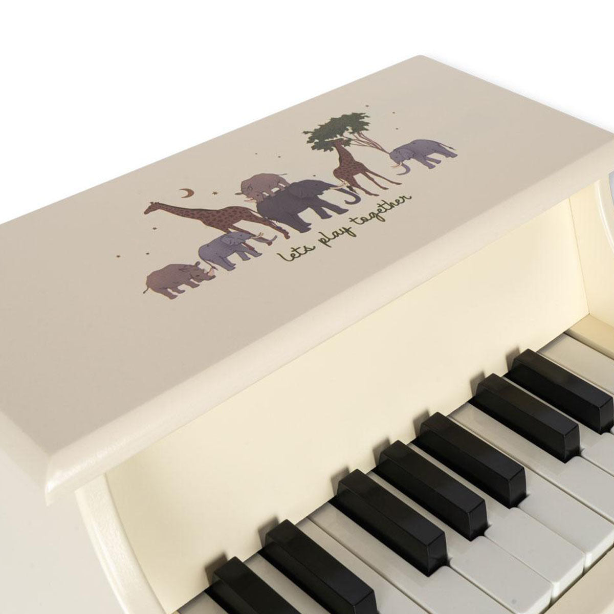 Is jouw kindje echt al een kleine muzikant? Geef hem of haar dan een eigen muziekinstrument cadeau, bijvoorbeeld deze leuke piano in de variant grand safari van Konges Slojd! Speciaal in kinderformaat, zodat het voor je kindje makkelijk is om op te spelen. VanZus