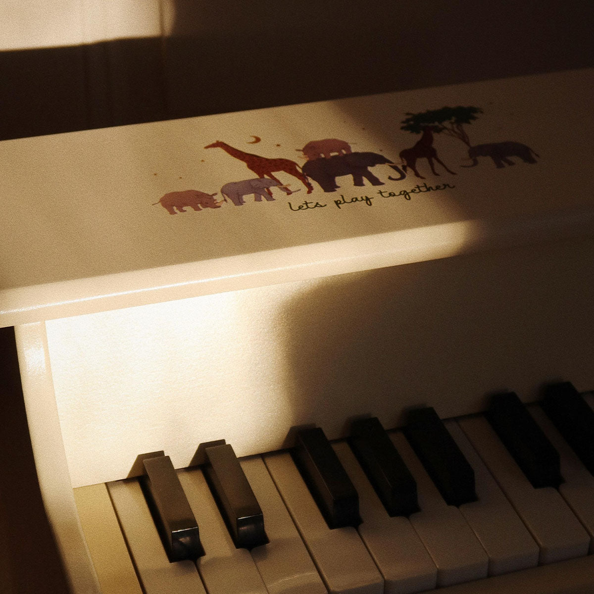 Is jouw kindje echt al een kleine muzikant? Geef hem of haar dan een eigen muziekinstrument cadeau, bijvoorbeeld deze leuke piano in de variant grand safari van Konges Slojd! Speciaal in kinderformaat, zodat het voor je kindje makkelijk is om op te spelen. VanZus