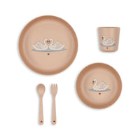 Eten wordt nog leuker met deze geweldige pla serviesset in de variant swan van het merk Konges Slojd! Deze leuke en schattige set bestaat uit een bestekset, een bord, een kom en een beker. Allemaal voorzien van een schattig zwanenthema. VanZus