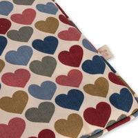 Met het mooie Konges Slojd beddengoed voor poppen in de print coeur bisous maakt de kleine poppenouder het poppenbed of poppenwiegje mooi op, zodat ook de pop lekker kan slapen onder een dekentje. Laat de pop heerlijk slapen in een mooi opgemaakt poppenbedje. VanZus