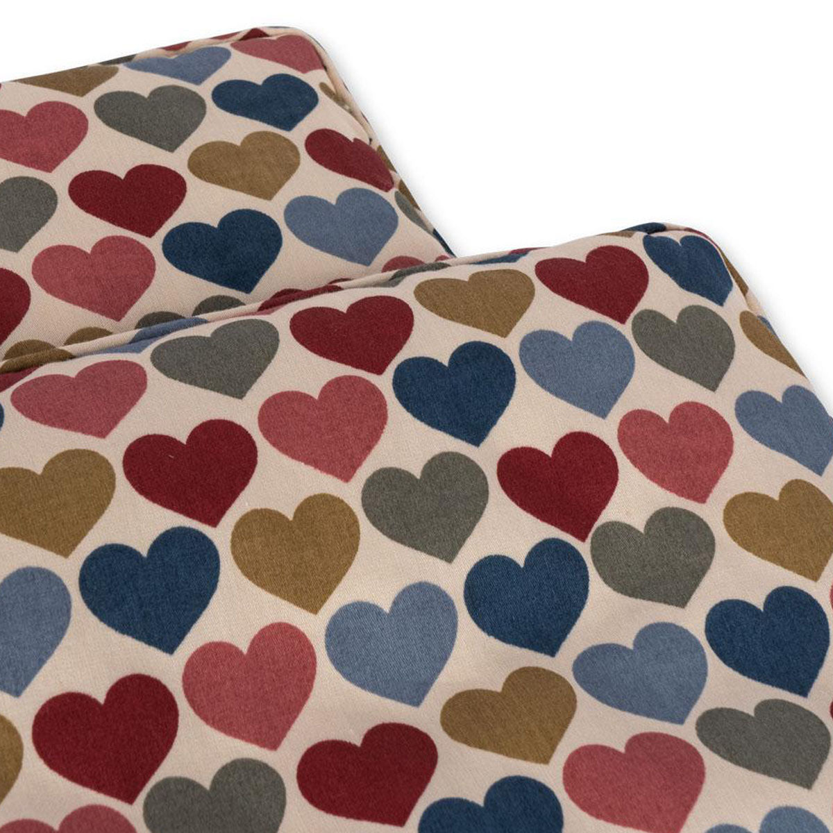 Met het mooie Konges Slojd beddengoed voor poppen in de print coeur bisous maakt de kleine poppenouder het poppenbed of poppenwiegje mooi op, zodat ook de pop lekker kan slapen onder een dekentje. Laat de pop heerlijk slapen in een mooi opgemaakt poppenbedje. VanZus