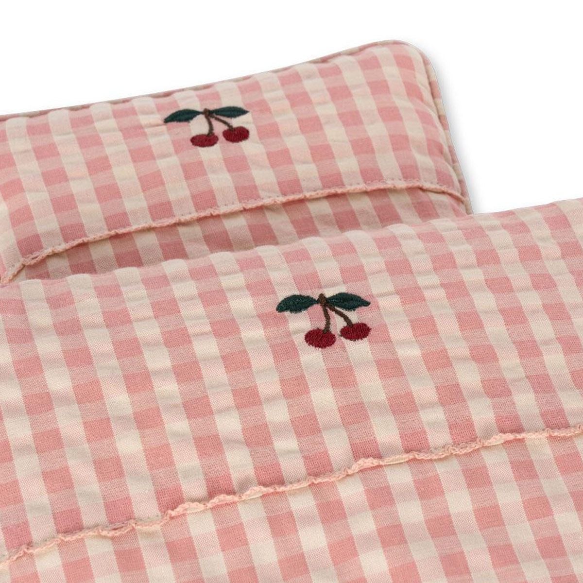 Met het mooie Konges Slojd beddengoed voor poppen in de print powder pink check maakt de kleine poppenouder het poppenbed of poppenwiegje mooi op, zodat ook de pop lekker kan slapen onder een dekentje. Laat de pop heerlijk slapen in een mooi opgemaakt poppenbedje. VanZus