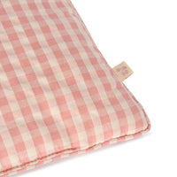 Met het mooie Konges Slojd beddengoed voor poppen in de print powder pink check maakt de kleine poppenouder het poppenbed of poppenwiegje mooi op, zodat ook de pop lekker kan slapen onder een dekentje. Laat de pop heerlijk slapen in een mooi opgemaakt poppenbedje. VanZus