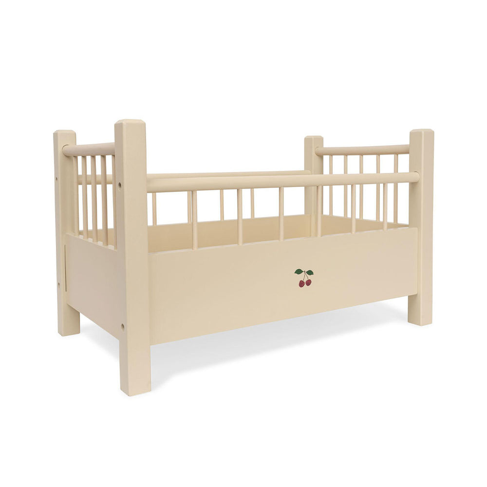 Dit schattige poppenbed in de kleur wood beige van Konges Slojd is een must voor elke poppenmoeder of poppenvader. Leg de pop ’s avonds lekker in bed en dek hem toe met het beddengoed van Konges Slojd. Lekker slapen! VanZus