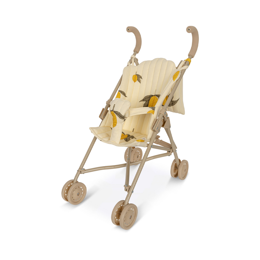 Veel schattiger dan deze mon grand citron glitter poppenbuggy met glinsterende citroenen van Konges Slojd wordt het toch niet? De droom voor alle poppenmoeders en poppenvaders! VanZus
