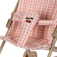 Veel schattiger dan de poppenbuggy met print powder pink check van Konges Slojd wordt het toch niet? De droom voor alle poppenmoeders en poppenvaders! VanZus