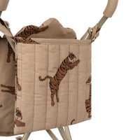 Veel schattiger dan de poppenbuggy met print tiger oxford tan van Konges Slojd wordt het toch niet? De droom voor alle poppenmoeders en poppenvaders! VanZus