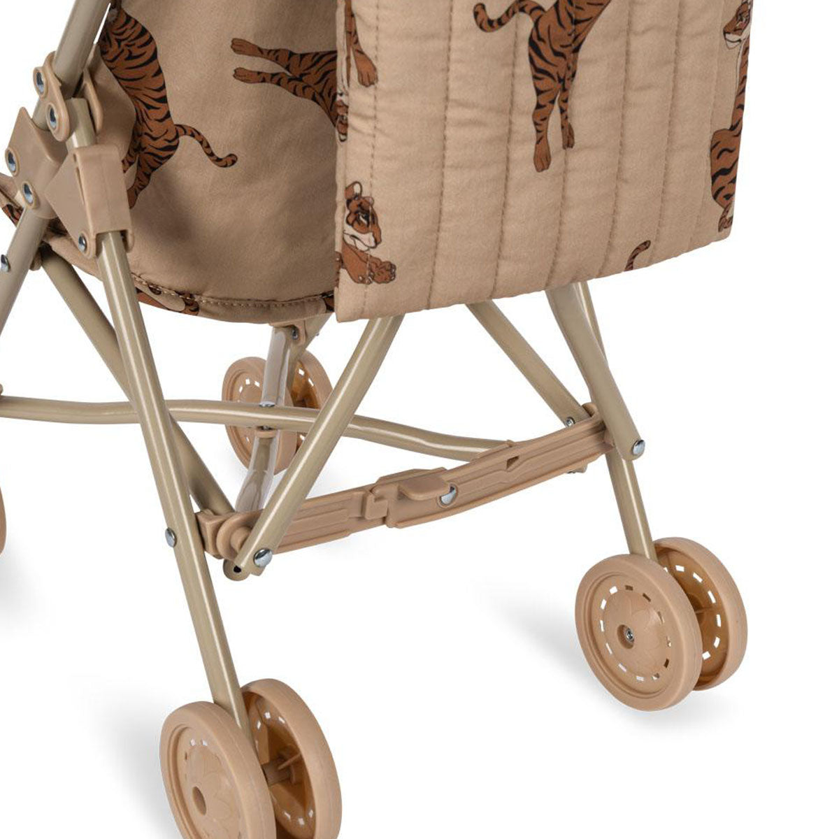 Veel schattiger dan de poppenbuggy met print tiger oxford tan van Konges Slojd wordt het toch niet? De droom voor alle poppenmoeders en poppenvaders! VanZus