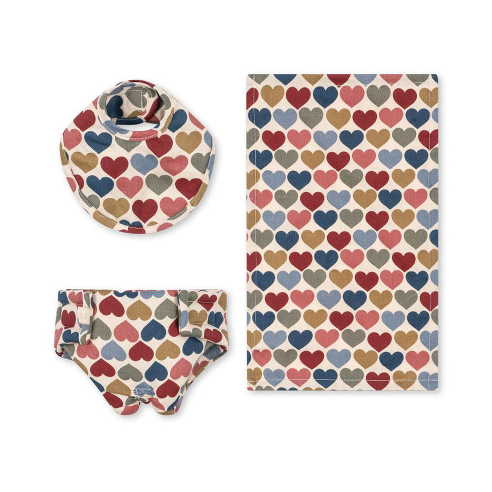 Speelt je kindje het allerliefst met een pop? Dan is deze verzorgingsset voor poppen in de variant coeur bisous van Konges Slojd een must-have voor jouw kleine poppenmoeder! Verschoon de luier van de pop, dek de pop lekker toe of doe een slabbetje om voordat de pop te eten krijgt. VanZus