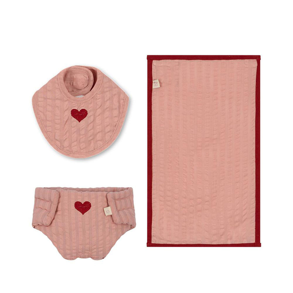 Speelt je kindje het allerliefst met een pop? Dan is deze verzorgingsset voor poppen in de variant mellow rose van Konges Slojd een must-have voor jouw kleine poppenmoeder! Verschoon de luier van de pop, dek de pop lekker toe of doe een slabbetje om voordat de pop te eten krijgt. VanZus