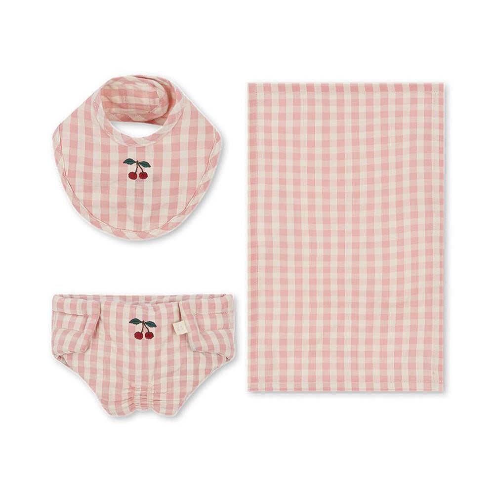 Speelt je kindje het allerliefst met een pop? Dan is deze verzorgingsset voor poppen in de variant powder pink check van Konges Slojd een must-have voor jouw kleine poppenmoeder! Verschoon de luier van de pop, dek de pop lekker toe of doe een slabbetje om voordat de pop te eten krijgt. VanZus