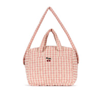 Wil jouw kindje graag op jou lijken en ook mama of papa spelen? Dan is deze verzorgingstas speciaal voor poppen van Konges Slojd, in de print pink powder check, het perfecte speelgoed! In deze tas kan je kindje alle spulletjes van zijn of haar pop meenemen. VanZus