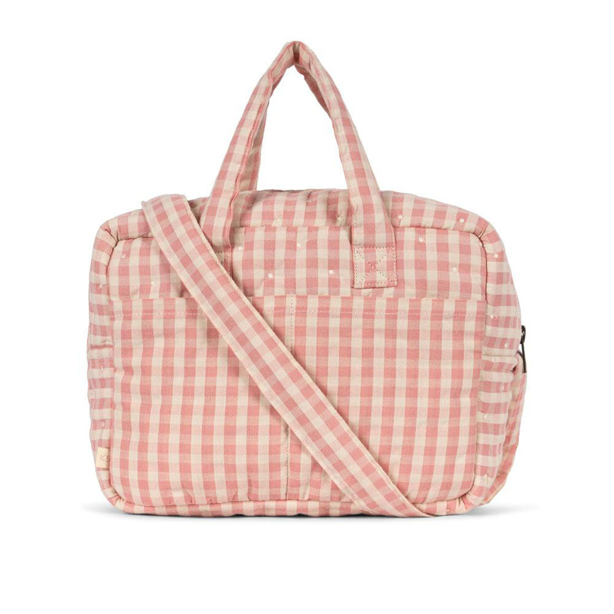 Wil jouw kindje graag op jou lijken en ook mama of papa spelen? Dan is deze verzorgingstas speciaal voor poppen van Konges Slojd, in de print pink powder check, het perfecte speelgoed! In deze tas kan je kindje alle spulletjes van zijn of haar pop meenemen. VanZus