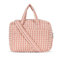 Wil jouw kindje graag op jou lijken en ook mama of papa spelen? Dan is deze verzorgingstas speciaal voor poppen van Konges Slojd, in de print pink powder check, het perfecte speelgoed! In deze tas kan je kindje alle spulletjes van zijn of haar pop meenemen. VanZus