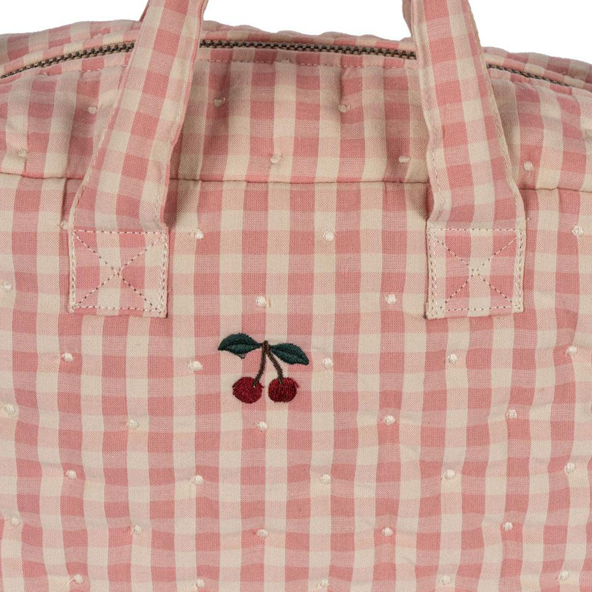 Wil jouw kindje graag op jou lijken en ook mama of papa spelen? Dan is deze verzorgingstas speciaal voor poppen van Konges Slojd, in de print pink powder check, het perfecte speelgoed! In deze tas kan je kindje alle spulletjes van zijn of haar pop meenemen. VanZus