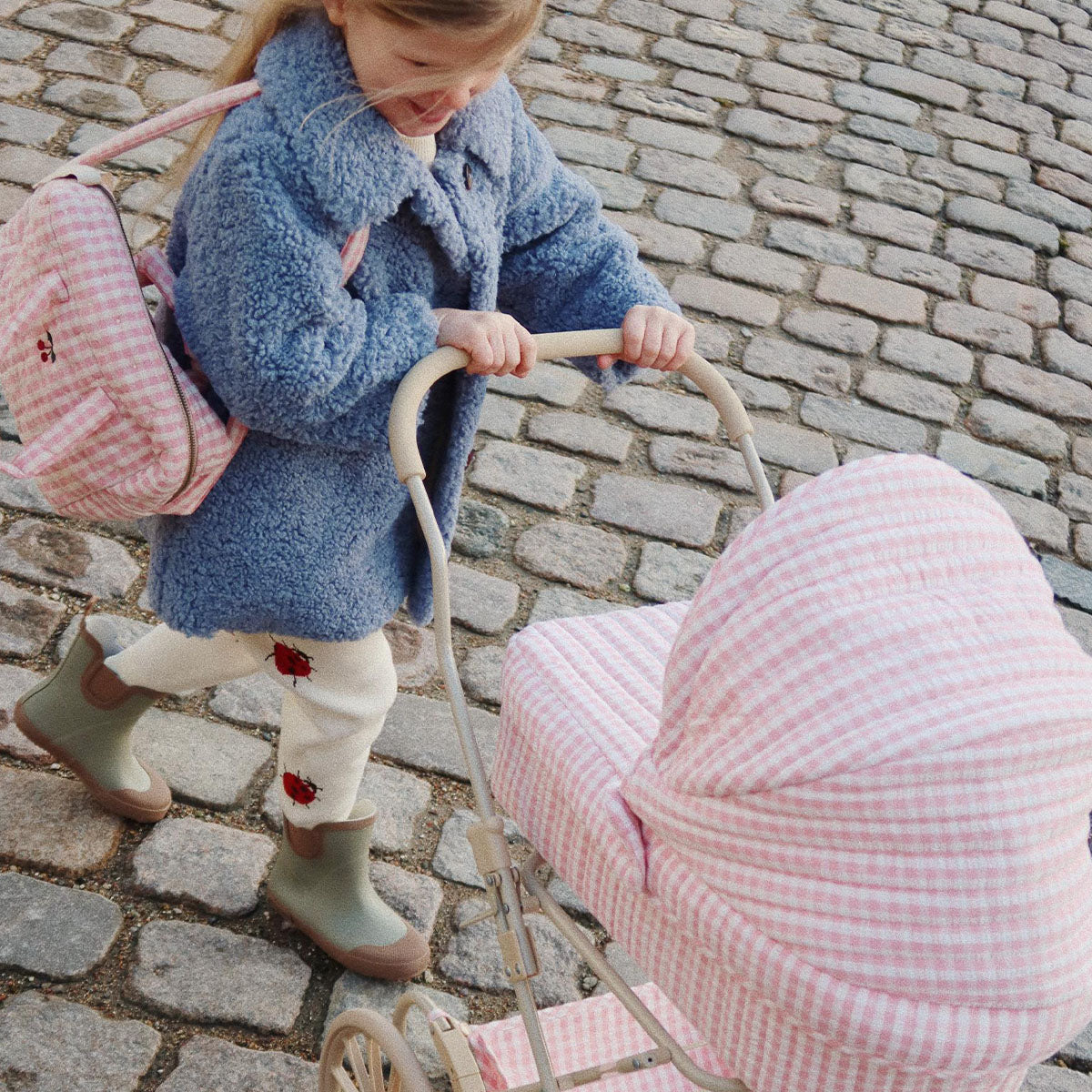 Wil jouw kindje graag op jou lijken en ook mama of papa spelen? Dan is deze verzorgingstas speciaal voor poppen van Konges Slojd, in de print pink powder check, het perfecte speelgoed! In deze tas kan je kindje alle spulletjes van zijn of haar pop meenemen. VanZus