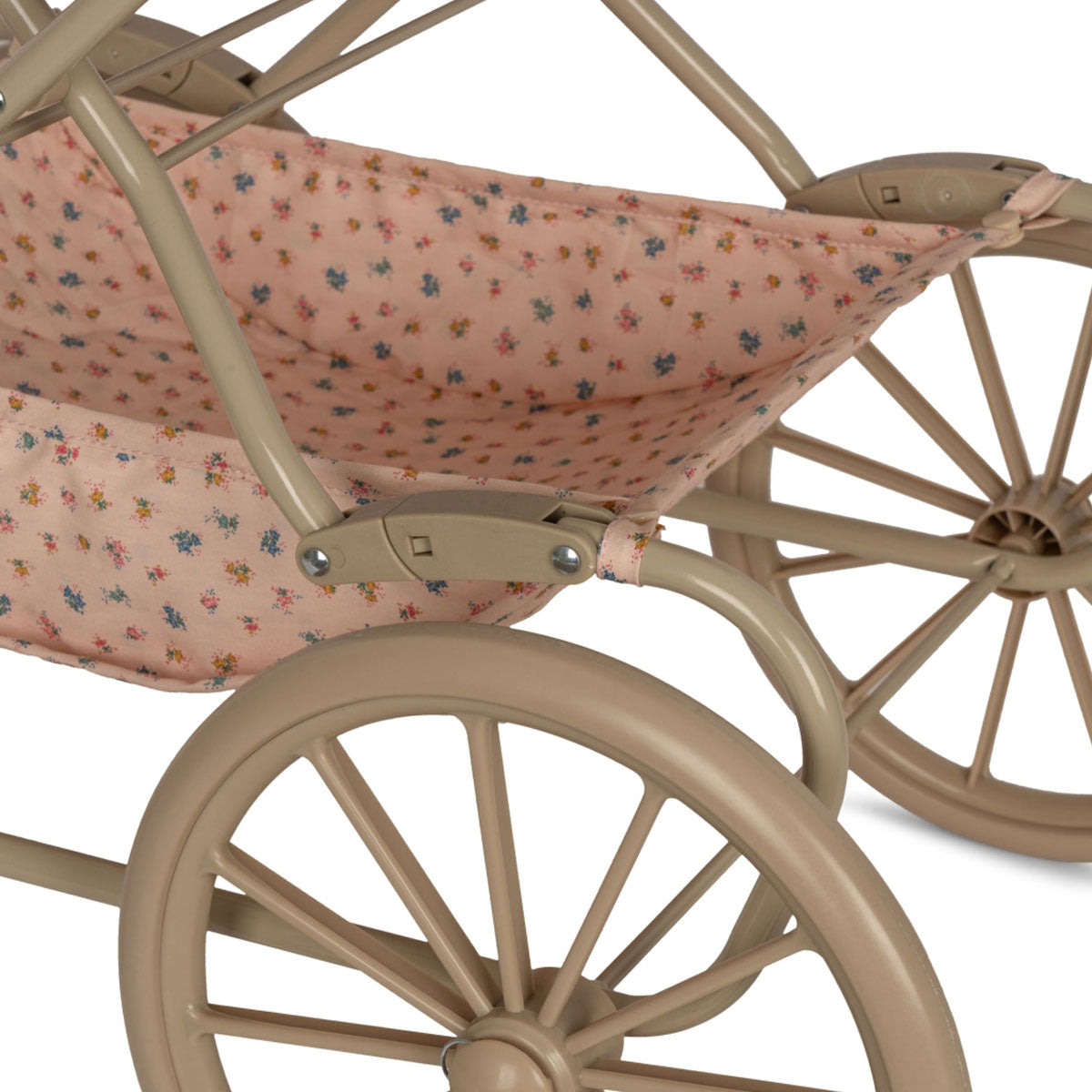 De Konges Slojd poppenwagen bloomie blush heeft een vintage look en is ontworpen met vier grote wielen gemaakt van EVA materiaal voor extra stabiliteit. De kinderwagen voor poppen heeft een schattige print met bloemetjes in verschillende kleuren. VanZus