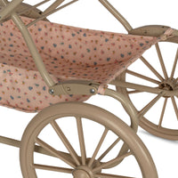 De Konges Slojd poppenwagen bloomie blush heeft een vintage look en is ontworpen met vier grote wielen gemaakt van EVA materiaal voor extra stabiliteit. De kinderwagen voor poppen heeft een schattige print met bloemetjes in verschillende kleuren. VanZus