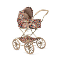 Ga in stijl op pad met je lievelingsknuffel of pop met de poppenwagen in de variant coeur bisous van het Deense merk Konges Slojd. De stijlvolle kinderwagen is ontworpen met vier grote wielen, gemaakt van EVA-materiaal voor extra stabiliteit. VanZus